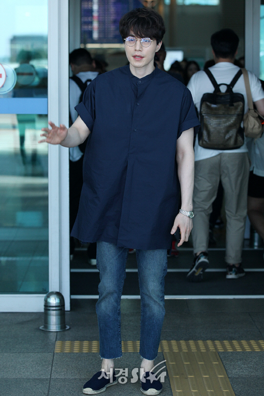 배우 이동욱이 26일 오전 인천 중구 인천국제공항을 통해 방콕 팬미팅 참석차 태국 방콕으로 출국하고 있다.