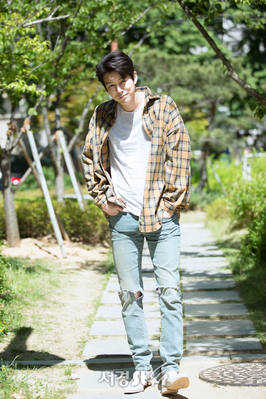 배우 신지훈이 26일 오전 서울 영등포구 당산동에서 서경스타와의 인터뷰에 앞서 포즈를 취하고 있다.