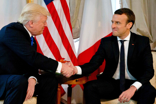 25일(현지시간) 도널드 트럼프(왼쪽) 미국 대통령과 엠마뉘엘 마크롱(오른쪽) 프랑스 대통령이 벨기에 브뤼셀에 위치한 미국대사관에서 양자회담을 갖고 ‘강렬한 악수’를 나누고 있다. /브뤼셀=AFP연합뉴스
