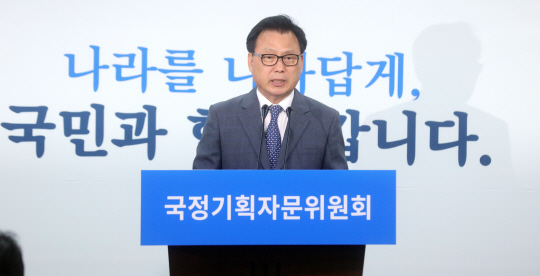 '기득권 내려놔야' 작심 비판에 '반기로 비쳐 당혹' 재계 속앓이