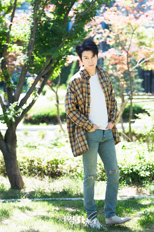 배우 신지훈이 26일 오전 서울 영등포구 당산동에서 서경스타와의 인터뷰에 앞서 포즈를 취하고 있다.