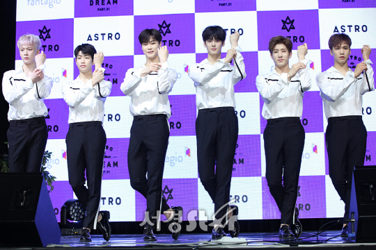 아스트로 멤버들이 26일 오후 서울 강남구 삼성동 SAC 아트센터에서 열린 4번째 미니앨범 드림파트원(Dream Part. 01) ‘Baby’ 앨범 쇼케이스에 참석해 포토타임을 갖고 있다.