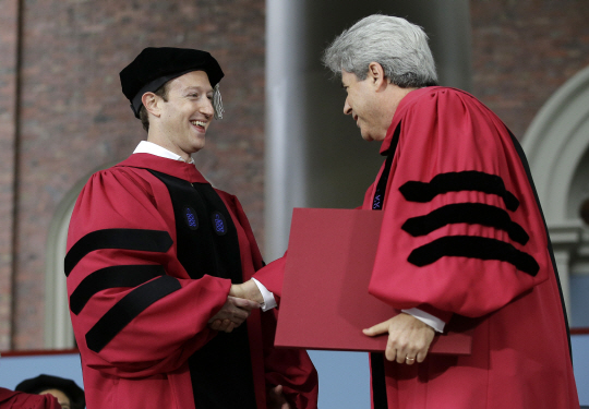 마크 저커버그 페이스북 최고경영자(CEO)가 25일(현지시간) 하버드대 졸업식에서 명예 박사 학위를 받고 있다.   /케임브리지=AP연합뉴스