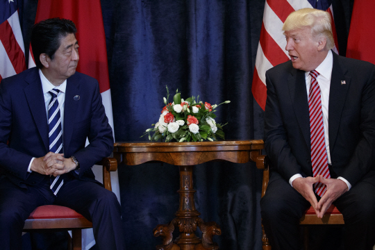 도널드 트럼프 미국 대통령과 아베 신조(왼쪽) 일본 총리./시칠리아=AP연합뉴스