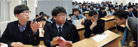 (왼) 아우스빌둥에 대해 질문하는 학생. (오) 학생들의 태도가 진지하다