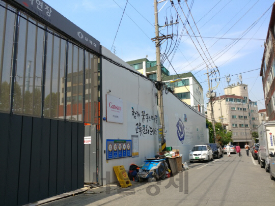 주민들은 공사현장과 삼성강변아파트가 바로 맞붙어 있고 골목길이 좁아 각종 불편을 초래할 것이라고 19일 주장했다./신다은 기자