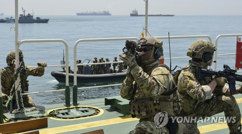 소말리아 해상 선박과 통신 연결 성공…외교부 “신원 3명 안전 확인”