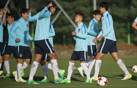 U-20 월드컵 축구대표팀 선수들이 25일 경기도 화성 수원블루윙즈 훈련장에서 러닝으로 몸을 풀고 있다.  /연합뉴스