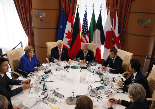 도널드 트럼프(왼쪽 세 번째) 미국 대통령, 앙겔라 메르켈(〃두 번째) 독일 총리 등 주요7개국(G7) 정상이 26일(현지시간) 이탈리아 시칠리아 타오르미나에서 북핵·환경·통상 등 주요 현안에 대해 의견을 나누고 있다.    /타오르미나=AP연합뉴스