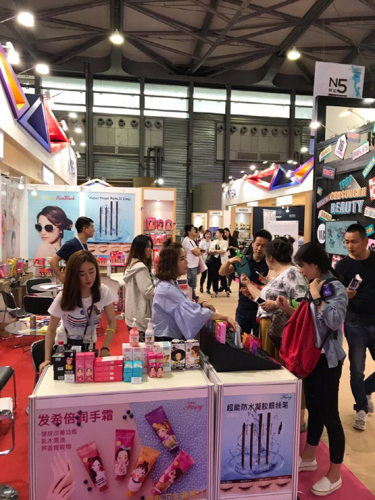 24일 중국 상하이에서 열린 상하이중국미용박람회에서 많은 중국 소비자들이 국내 한 화장품 기업 전시장을 둘러보고 있다. /박호현 기자