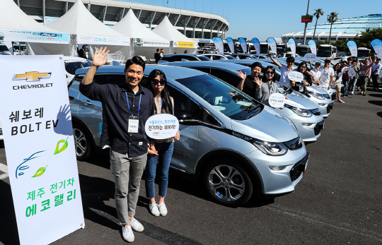 한국GM 쉐보레는 순수 전기차 ‘볼트EV’가 27일 제주 종합경기장에서 열린 ‘제4회 제주 전기차 에코랠리 대회’에서 한번 충전으로 제주도를 두바퀴 도는 데 성공했다고 28일 밝혔다. 제주 전기차 에코랠리는 전기차의 짧은 주행거리를 고려해 200㎞ 미만의 코스를 충전하며 진행된다. 하지만 볼트EV는 1회 충전 주행 가능 거리 383㎞를 확인할 수 있도록 별도 장거리 주행코스를 마련해 진행됐다.