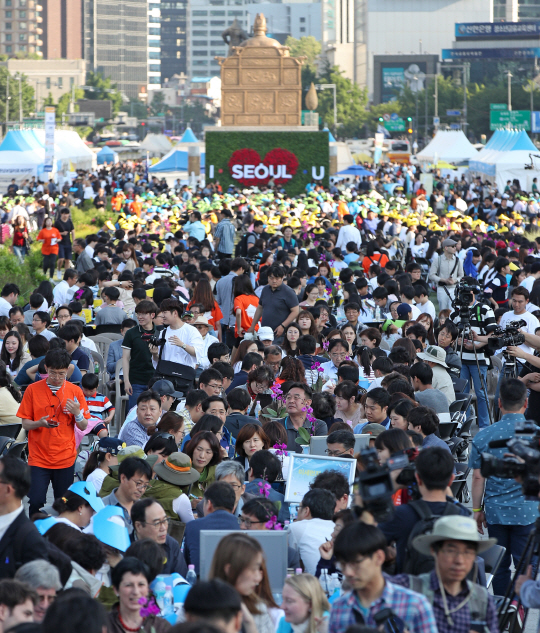 지난 27일 서울 광화문광장에서 열린 ‘서울시민 미세먼지 대토론회’에 참여한 시민들이 서로 의견을 나누고 있다. /연합뉴스