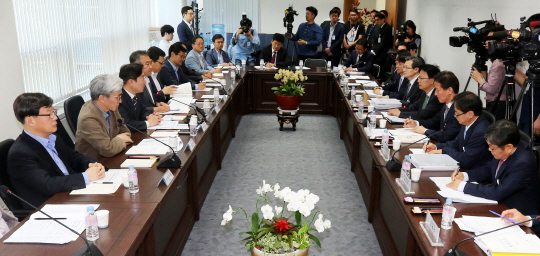 감사원 관계자들이 28일 오전 서울 종로구 통의동 금융감독원 연수원에 마련된 국정기획자문위원회에서 업무보고를 하고 있다. /연합뉴스