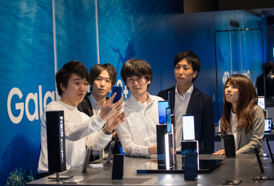 삼성전자가 6월 초 일본 1·2위 통신사업자인 NTT도코모와 KDDI를 통해 갤럭시S8 시리즈를 출시한다고 28일 밝혔다. 이날 일본 도쿄 오모테산도에 위치한 ‘갤럭시 스튜디오’를 찾은 현지 고객들이 ‘갤럭시 S8’·‘갤럭시 S8+’를 체험하고 있다. /사진제공=삼성전자