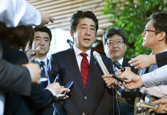 29일 오전 아베 신조 일본 총리가 관저 출근길에 만난 기자들에게 북한 미사일에 대한 대응을 설명하고 있다./도쿄=AP연합뉴스