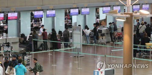 중국 여행객 감소 전망, 한산한 중국 항공사 카운터/연합뉴스