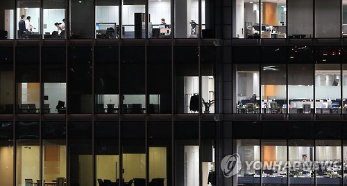 서울 시내 한 빌딩에서 직원들이 야간 회의를 하고 있다./연합뉴스