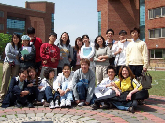 한동대 재학시절 선후배들과 함께 있는 정수현 대표의 모습.