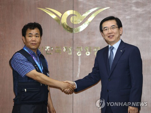 인천공항공사 사장(오른쪽)과 노조위원장/연합뉴스
