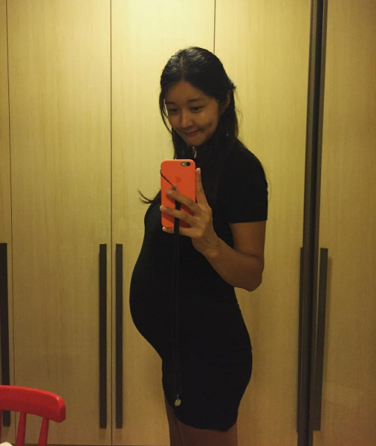 김빈우 ‘임신 8개월’ 아름다운 D라인 사진 찍어보고 깜놀! “딱 15kg만 찌기로 맘 먹음”
