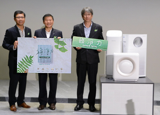 김용성(가운데) 코웨이 해외사업본부장이 지난 26일 대만 타이베이 네이후에서 열린 신제품 출시 행사에서 ‘공유 공기청정기’를 소개하고 있다./사진제공=코웨이