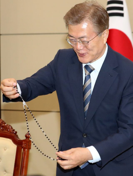 문재인 대통령, 프란치스코 교황에게 묵주 선물 ‘함박웃음’ 소임 다할 수 있도록 축복