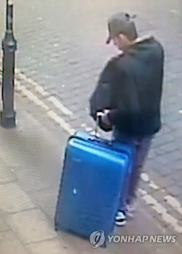 맨체스터 폭탄 테러범 살만 아베디가 푸른색 여행가방을 끌고 다니는 모습/AFP=연합뉴스