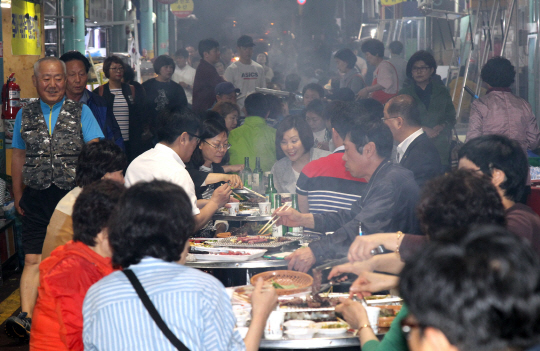 울산 수암한우야시장 야외 테이블에서 시민들이 고기를 구워 먹고 있다. /사진제공=울산 남구청