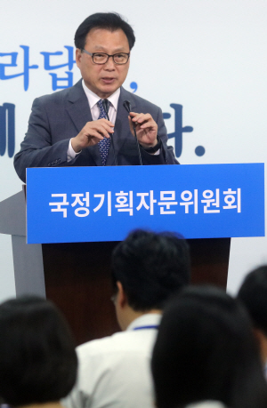 '재계·관료, 일자리 창출 동반자' 군기잡기 논란 진화나선 국정위