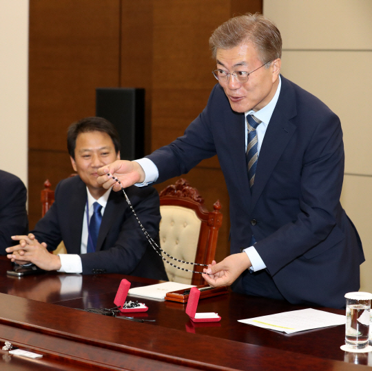 문재인 대통령이 30일 청와대에서 교황청 특사로 다녀온 김희중 한국천주교주교회의 의장으로부터 프란치스코 교황이 선물한 묵주를 전달받은 뒤 감사의 말을 하고 있다. /연합뉴스