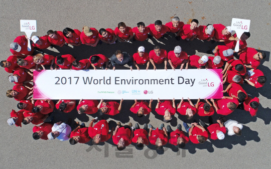 세계 환경의 날(6월 5일)을 기념해 카자흐스탄 알마티 식물원에서 환경정화 활동을 실시한 LG전자 임직원들이 환경보호의 중요함을 강조하고 있다./사진제공=LG전자