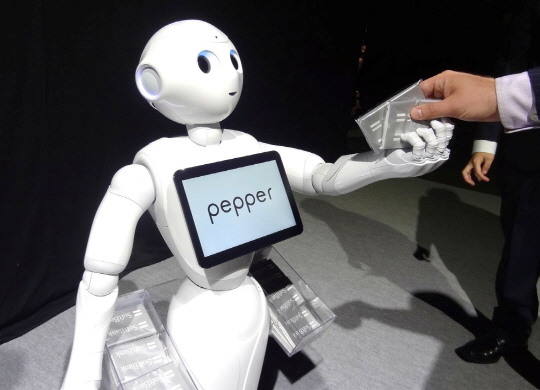 소프트뱅크가 개발한 로봇 ‘페퍼’의 모습.