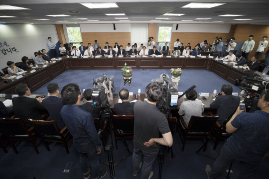 국정기획자문위원회 자문·전문위원들과 정부부처가 30일 오후 서울 종로구 통의동 금융감독원 연수원에서 일자리 창출 관련 첫 합동 업무보고를 하고 있다.         /연합뉴스