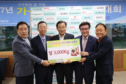 국내 대표 가구단체들이 ‘가구인의날’인 지난 29일 중소기업사랑나눔재단에 쌀 3,000kg을 기부했다.  (왼쪽부터) 이기덕 한국주택가구협동조합 이사장, 노재근 한국금속가구공업협동조합연합회 회장, 최수규 중기사랑나눔재단 사무총장(중기중앙회 부회장), 김계원 대한가구산업협동조합연합회 회장, 고중환 한국가구산업협회 회장이 전달식에서 기념촬영을 하고 있다. /사진제공=중소기업중앙회