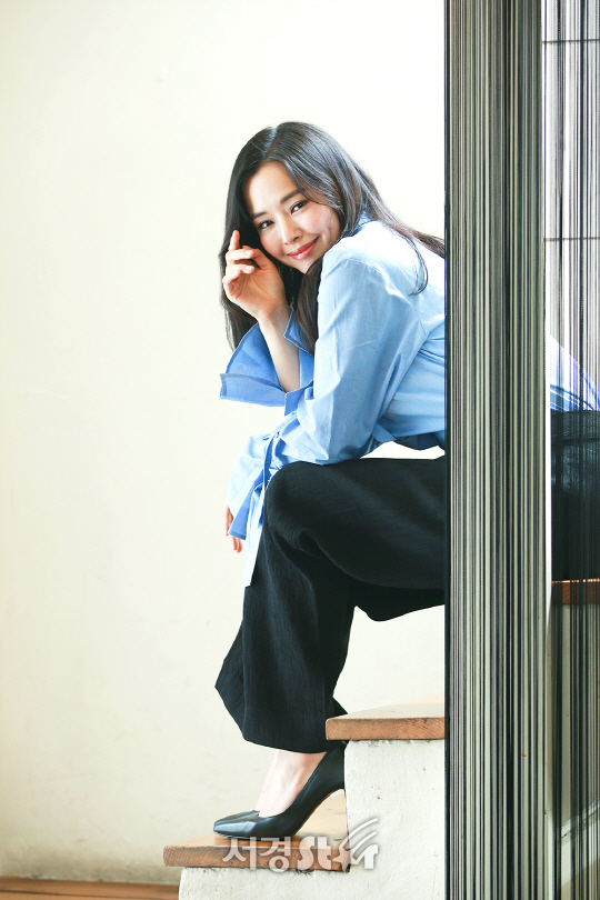 배우 이하늬가 25일 오전 서울 종로구 삼청동의 한 카페에서 서경스타와의 인터뷰에 앞서 포즈를 취하고 있다.