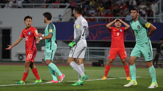 30일 오후 충남 천안종합운동장에서 열린 2017 국제축구연맹(FIFA) 20세 이하(U-20) 월드컵 16강전 대한민국과 포르투갈의 경기에서 한국 이승우의 슛이 득점으로 연결되지 못하자 조영욱이 머리를 감싸며 아쉬워하고 있다. / 사진=연합뉴스