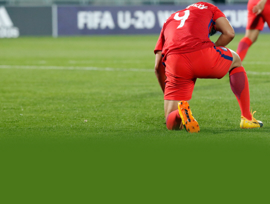 30일 저녁 천안종합운동장에서 열린 ‘U-20 월드컵’ 포르투갈과의 16강전에서 1대3으로 패한 한국 대표팀의 백승호(왼쪽 두번째) 선수가 8강 진출에 실패하자 눈물을 흘리고 있다.  /연합뉴스
