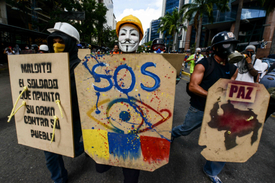 니콜라스 마두로 베네수엘라 대통령 퇴진을 요구하는 시위대가 30일(현지시간) 베네수엘라 수도 카라카스에서 행진하고 있다.  /카라카스=AFP연합뉴스