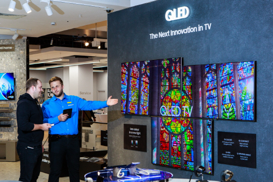영국의 런던 중심가에 위치한 셀프리지(Selfridges) 백화점 내 삼성전자 매장에서 매장 직원이 소비자에게 QLED TV에 대해 설명하고 있다./사진제공=삼성전자