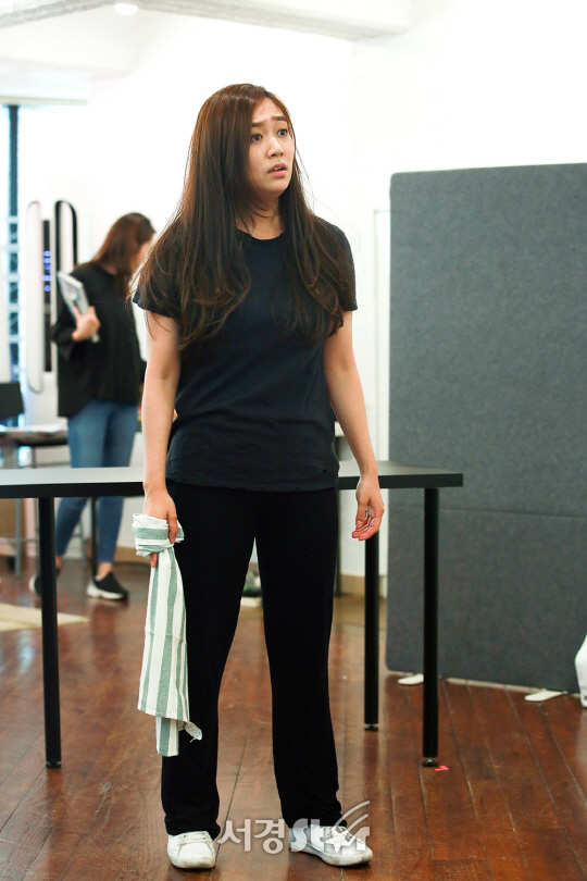 배우 박정원이 31일 오후 서울 강남구 한 연습실에서 열린 연극 ‘그와 그녀의 목요일’ 연습실 공개 행사에 참석해 시연을 하고 있다.