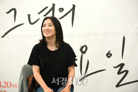 배우 윤유선이 31일 오후 서울 강남구 한 연습실에서 열린 연극 ‘그와 그녀의 목요일’ 연습실 공개 행사에 참석해 시연을 하고 있다.