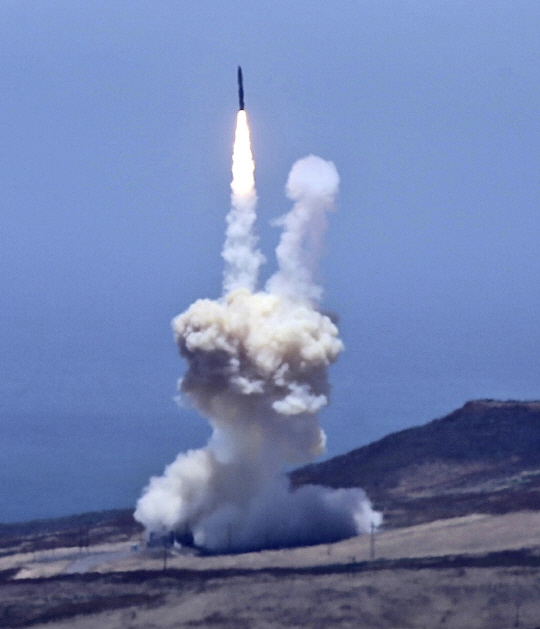미국 캘리포니아 반덴버그 공군기지에서 30일(현지시간) 요격 로켓이 발사되고 있다. /AFP연합뉴스