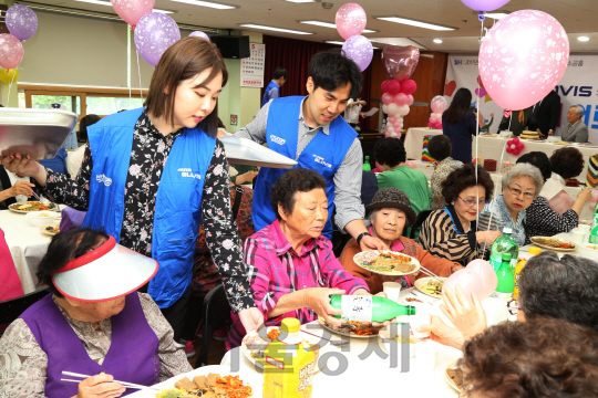 현대글로비스 임직원들이 30일 서울 강남종합복지관에서 열린 ‘어르신 팔순 잔치’에서 음식을 서빙하고 있다./사진제공=현대글로비스