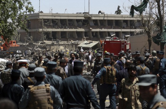 31일(현지시간) 폭발로 훼손돼있는 아프가니스탄 카불의 독일 대사관 근처로 군 병력이 이동하고 있다. /카불=AP연합뉴스