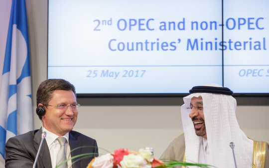 알렉산드르 노바크(왼쪽) 러시아 에너지부 장관과 칼리드 알팔리(오른쪽) 사우디아라비아 에너지장관이 지난 25일(현지시간) 오트리아 빈에서 열린 석유수출국기구(OPEC) 회의에 참석한 후 기자회견을 하고 있다. /빈=EPA연합뉴스