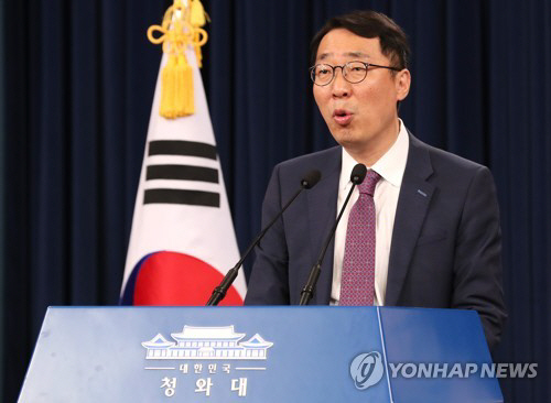 사드 추가반입 보고 누락 관련 브리핑하는 윤영찬 국민소통수석/연합뉴스