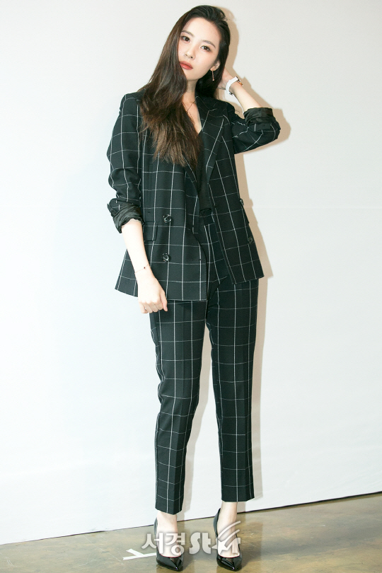 가수 선미가 31일 오후 서울 강남구 한 스튜디오에서 열린 모 주얼리 브랜드 2017 프레스 프레젠테이션 개최 기념 포토행사에 참석해 포즈를 취하고 있다.