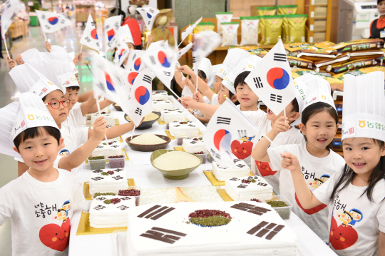 우리 쌀 위에 새기는 태극기      (서울=연합뉴스) 31일 서울 서초구 농협하나로마트 양재점에서 호국보훈의 달을 맞아 어린이들이 우리 쌀 위에 태극기 그리는 행사를 하고 있다.      이번 행사는 어린이들이 직접 우리 쌀 케이크 위에 태극기를 그려보면서 나라 사랑하는 마음을 알아가고 더불어 우리 농촌에서 생산된 우리 쌀의 소중함을 깨닫는 행사로 진행됐다. 2017.5.31 [농협 제공=연합뉴스]      photo@yna.co.kr  (끝)      <저작권자(c) 연합뉴스, 무단 전재-재배포 금지>