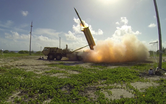 사드 포대에서 미사일 요격 시험이 이뤄지고 있다. /AFP연합뉴스