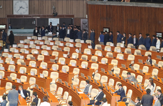 31일 오후 이낙연 국무총리 후보자에 대한 임명동의안이 국회 본회의를 통과했다. 표결은 자유한국당 의원들이 임명안 상정에 반발하며 퇴장한 가운데 진행됐다./연합뉴스